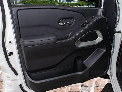 Used 2024 Nissan Frontier SV image 10