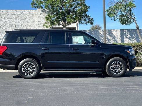 Used 2024 Ford Expedition Max XLT image 3