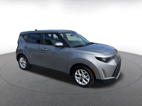 Used 2025 Kia Soul LX w/ LX Technology Package FWD image 2