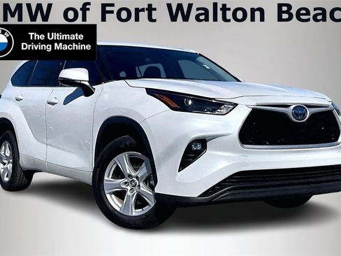 Used 2022 Toyota Highlander LE image 1