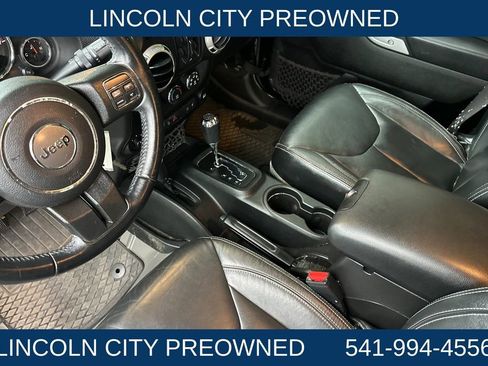 Used 2017 Jeep Wrangler Unlimited Sahara w/ Connectivity Group image 9