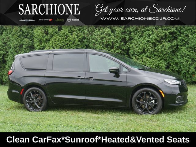 Used 2025 Chrysler Pacifica Limited w/ Trailer Tow Group FWD image 1