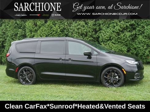 Used 2025 Chrysler Pacifica Limited w/ Trailer Tow Group FWD image 1