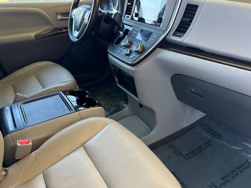 Used 2015 Toyota Sienna XLE w/ XLE Navigation Package image 17