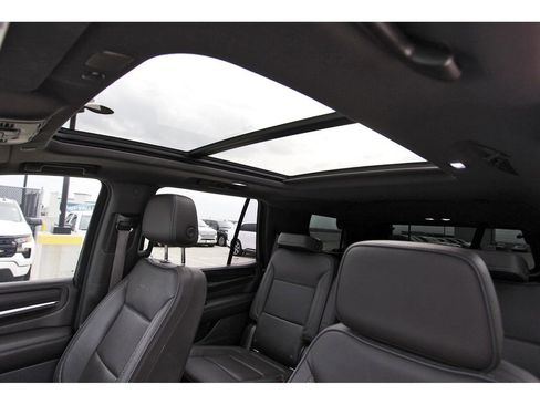 Used 2021 GMC Yukon Denali w/ Denali Premium Package image 28