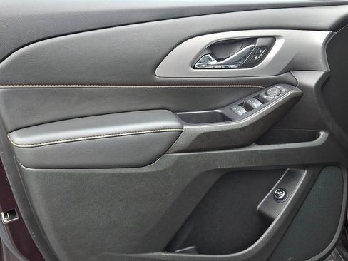 Used 2021 Chevrolet Traverse LT image 13