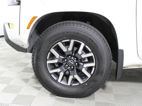 Used 2023 Nissan Frontier SV w/ SV Convenience Package RWD image 6
