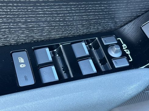 Certified 2025 Land Rover Range Rover Velar Dynamic SE image 11