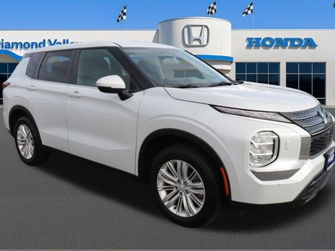 Used 2024 Mitsubishi Outlander ES image 1