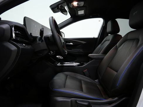 Used 2025 Buick Envista Sport Touring image 12