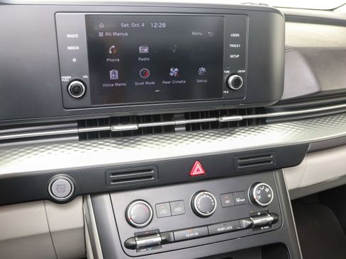Used 2022 Kia Carnival LX image 19