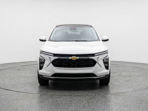 Used 2025 Chevrolet Trax LT FWD image 2