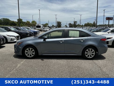 Used 2021 Toyota Corolla LE FWD image 2