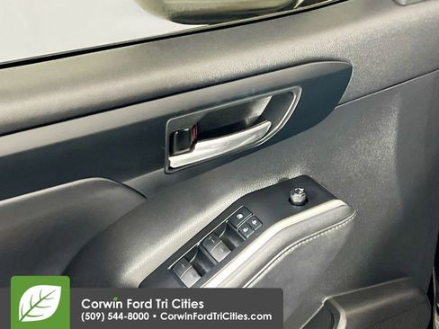 Used 2021 Toyota Highlander XLE image 12