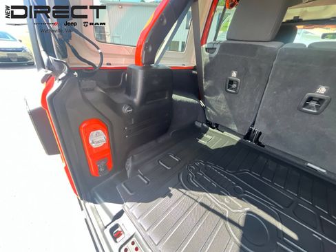Used 2018 Jeep Wrangler Unlimited Sahara AWD/4WD image 32