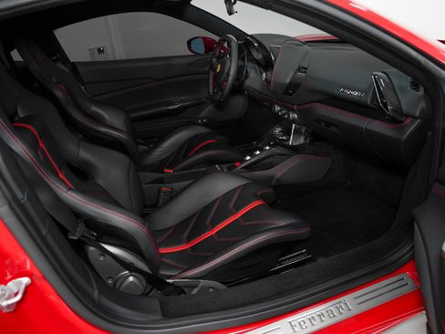Used 2017 Ferrari 488 GTB RWD image 2