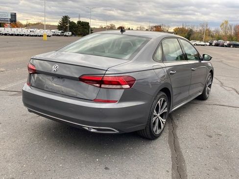 Used 2022 Volkswagen Passat 2.0T image 3