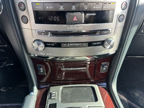 Used 2015 Lexus LX 570 4WD w/ Luxury Package image 17