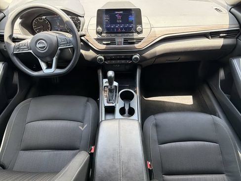 Used 2024 Nissan Altima 2.5 SV FWD image 2
