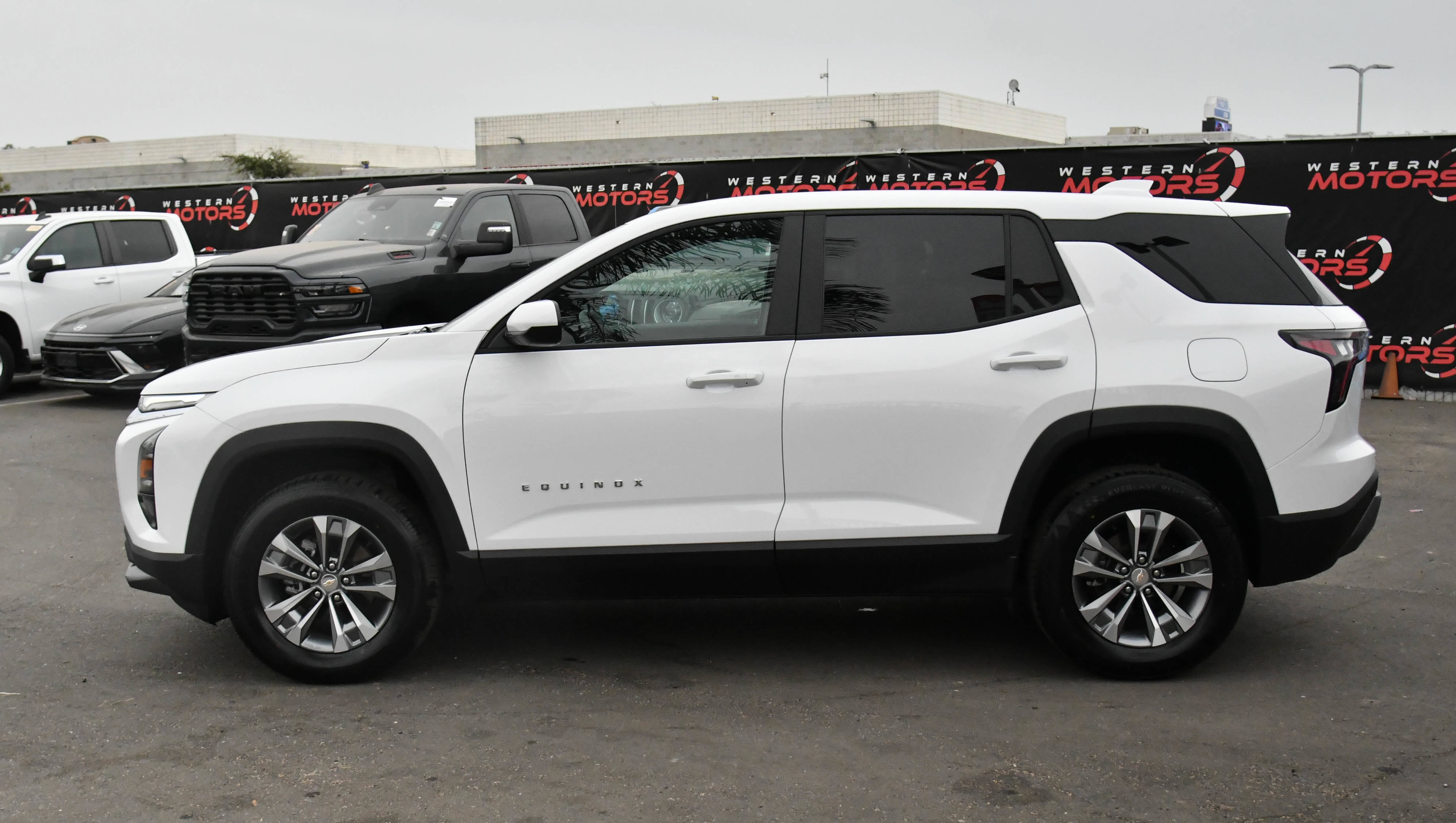Used 2025 Chevrolet Equinox LT FWD image 4