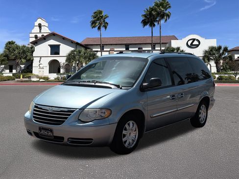 Used 2006 Chrysler Town & Country Touring FWD image 5