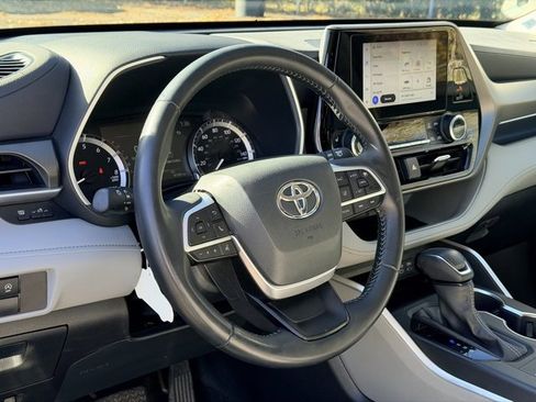 Used 2023 Toyota Highlander XLE image 8