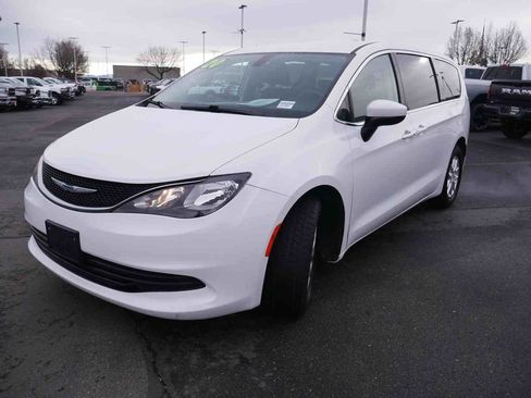 Used 2020 Chrysler Voyager LX image 4