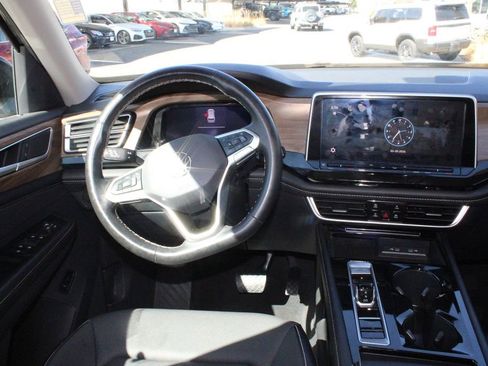 Used 2025 Volkswagen Atlas SE image 2