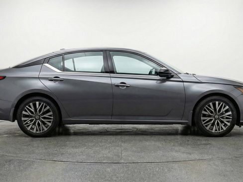 Used 2025 Nissan Altima 2.5 SV image 11