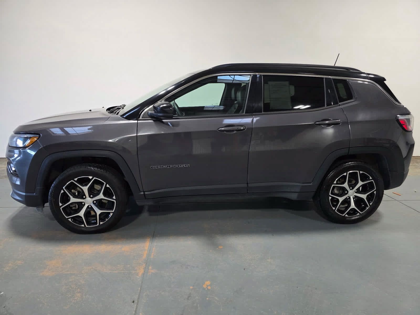 Used 2024 Jeep Compass Limited AWD/4WD image 2