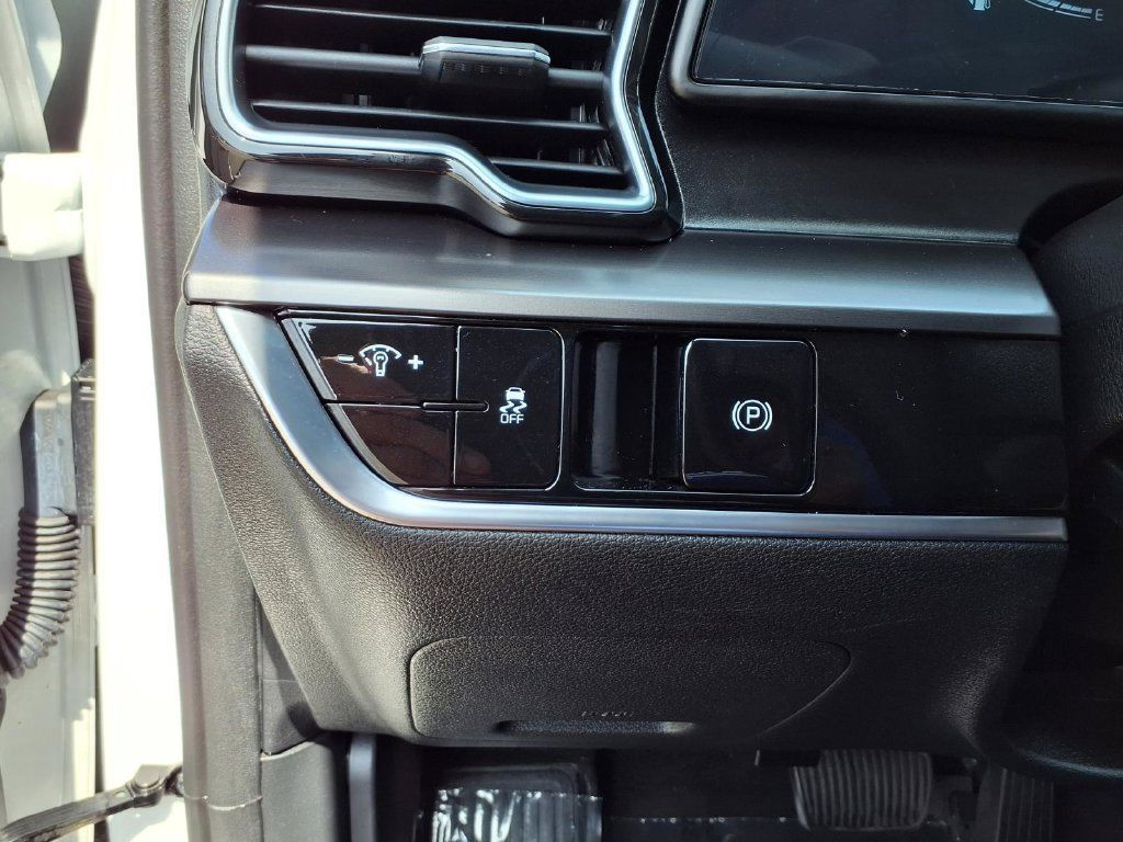 Certified 2025 Kia Sportage EX FWD image 17