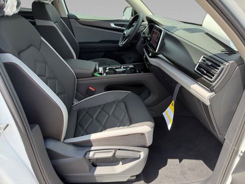 New 2026 Volkswagen Atlas Peak Edition image 9