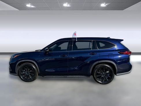 Used 2022 Toyota Highlander XLE image 2