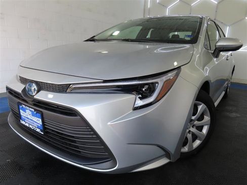 Used 2025 Toyota Corolla LE AWD/4WD image 1