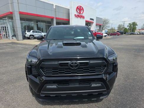 Used 2025 Toyota Tacoma TRD Sport image 2