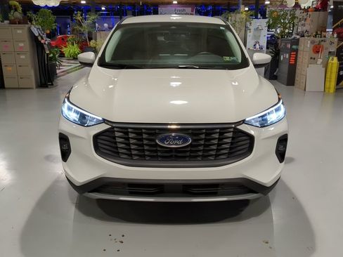 Used 2025 Ford Escape SE image 3