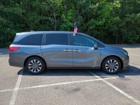 Used 2023 Honda Odyssey EX-L image 3