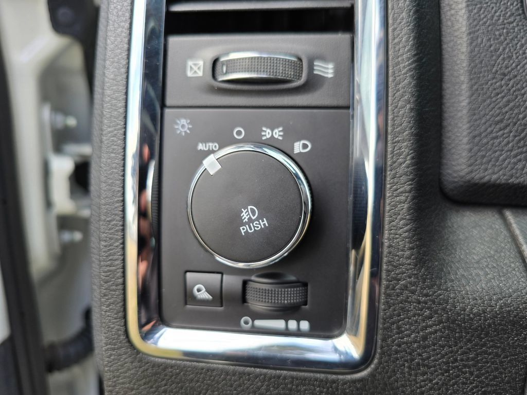 Used 2016 RAM 3500 Laramie w/ Convenience Group AWD/4WD image 25