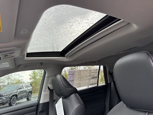 New 2026 Toyota Highlander XLE image 16