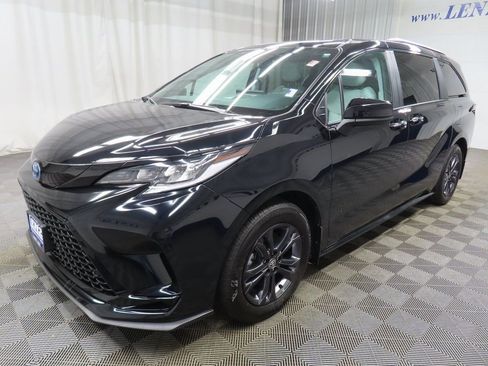 Used 2025 Toyota Sienna XSE image 6