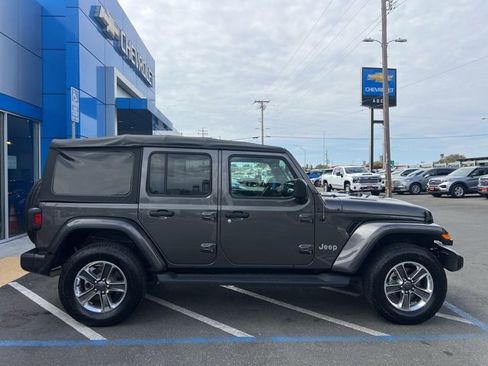 Used 2018 Jeep Wrangler Unlimited Sahara image 4