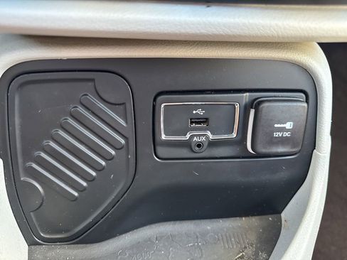 Used 2015 Jeep Renegade Limited image 23