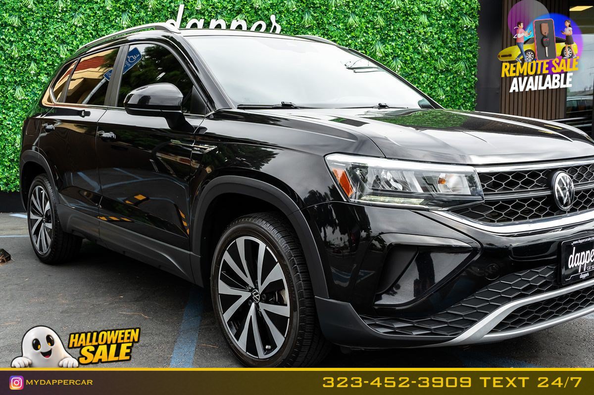 Used 2023 Volkswagen Taos SE w/ Panoramic Sunroof Package FWD image 4