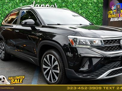 Used 2023 Volkswagen Taos SE w/ Panoramic Sunroof Package