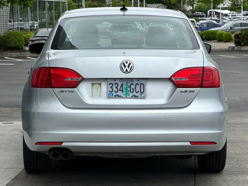 Used 2013 Volkswagen Jetta SE FWD image 4