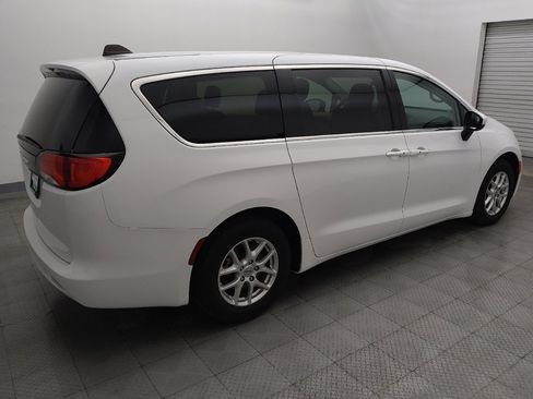 Used 2022 Chrysler Voyager LX FWD image 10