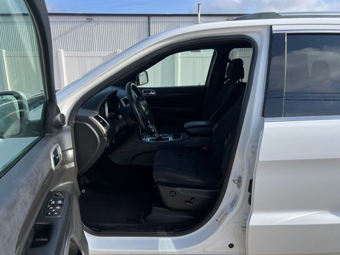 Used 2018 Jeep Grand Cherokee Laredo RWD image 16