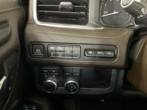 Used 2021 GMC Yukon XL Denali w/ Denali Premium Package image 27