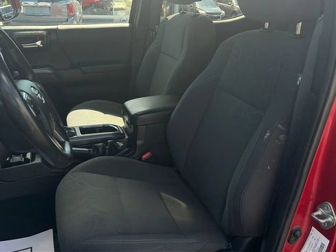 Used 2017 Toyota Tacoma TRD Sport AWD/4WD image 9