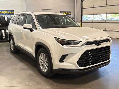 Used 2025 Toyota Grand Highlander AWD image 3
